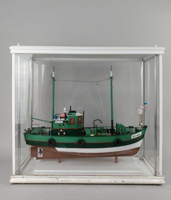 une maquette de bateau vert dans une vitrine
