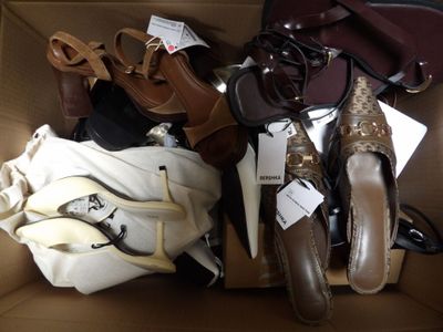de nombreuses paires de chaussures et de sacs dans une boîte