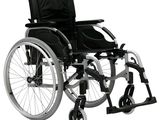 Le fauteuil roulant est vide et prêt à l'emploi.