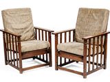 une paire de chaises en bois avec des coussins rembourrés, sur fond blanc