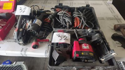 une boîte remplie d'outils posée sur une table