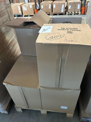 boîtes empilées dans un entrepôt