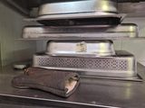 Plusieurs casseroles sont empilées les unes sur les autres sur une cuisinière