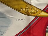 un gros plan d'une écharpe sur laquelle est dessiné un crayon
