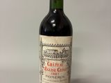 une vieille bouteille de vin rouge posée sur une table blanche