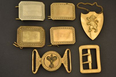un lot de boucles de ceinture anciennes en laiton et d'autres objets