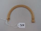 un bracelet en chaîne d'or muni d'une étiquette de prix