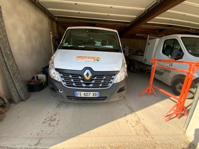 une camionnette blanche garée dans un garage à côté d'une autre camionnette blanche