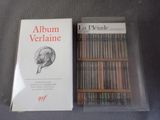 Il y a deux livres sur la table, dont l'un est dans un sac en plastique.