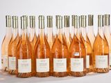 six bouteilles de vin rosé sont alignées les unes à côté des autres