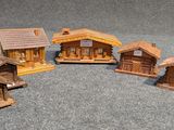 cinq petites maisons en bois posées par terre
