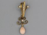 une photo d'une paire de boucles d'oreilles en perles et en or