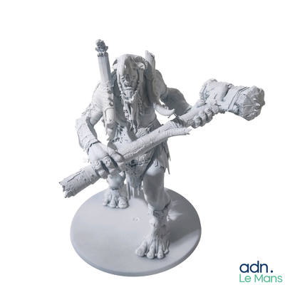 une figurine blanche représentant un homme avec une guitare