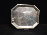 un plateau ancien en argent avec un miroir au centre