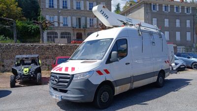une camionnette blanche équipée d'une antenne parabolique sur le toit