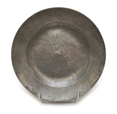 une assiette en argent avec un manche en métal sur un fond blanc