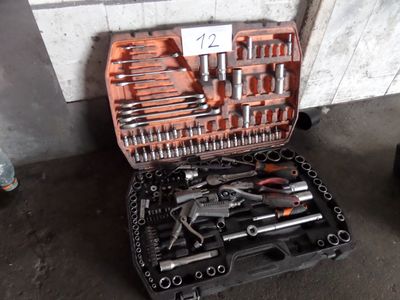 de nombreux outils dans une boîte à outils posée par terre