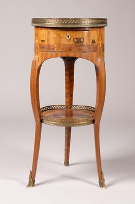 une petite table en bois surmontée d'un tiroir