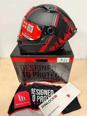 le casque se trouve sur le dessus de la boîte, avec l'étiquette