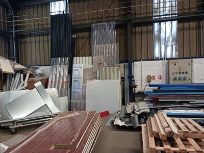 un grand entrepôt contenant de nombreuses essences de bois différentes