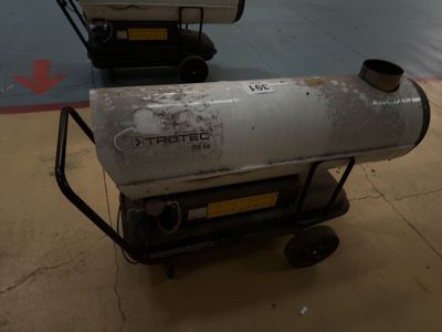 un réfrigérateur posé sur un chariot dans un garage