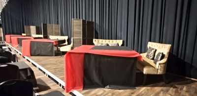 de nombreuses chaises disposées sur la scène