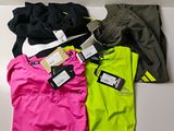 un tas de vêtements posés sur une table, avec leurs étiquettes