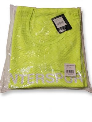 un gros plan d'un t-shirt jaune sur fond blanc