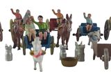 de nombreuses figurines représentant des personnes à cheval et des chevaux
