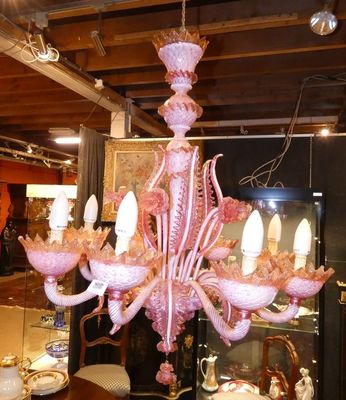 un lustre rose suspendu au plafond d'une pièce