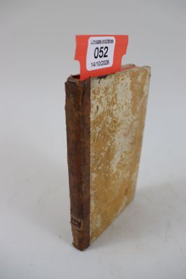 un livre muni d'une étiquette, posé sur une table