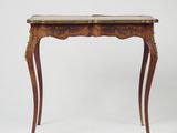 une table en bois avec un plateau et des pieds en marbre