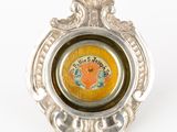 une bague en argent avec l'image d'un poisson à l'intérieur