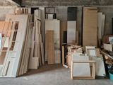une pièce remplie de différents types de portes et de fenêtres