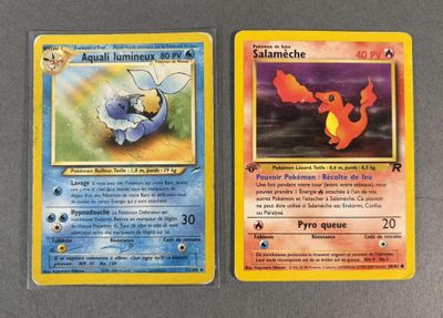 deux cartes Pokémon posées l'une à côté de l'autre sur une table