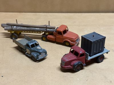 trois camions jouets assis l'un à côté de l'autre
