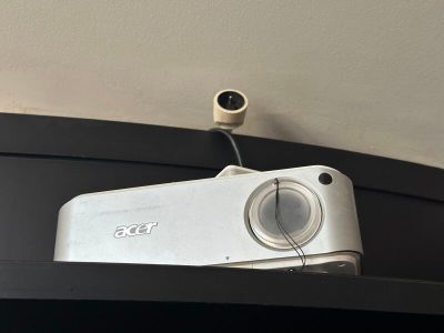 un petit projecteur posé sur une étagère noire