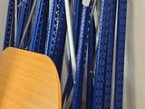 un homme debout à côté d'une chaise dans une pièce