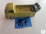 un camion miniature posé sur une feuille de papier bleue