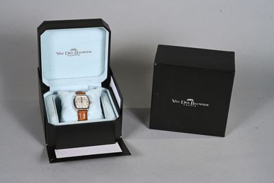 VAN DER BAUWEDE : Montre en acier, cadran tonneau à fond arg…