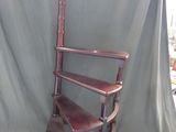 un fauteuil à bascule en bois posé sur un drap