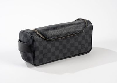 trousse de toilette Louis Vuitton à motif damier noir