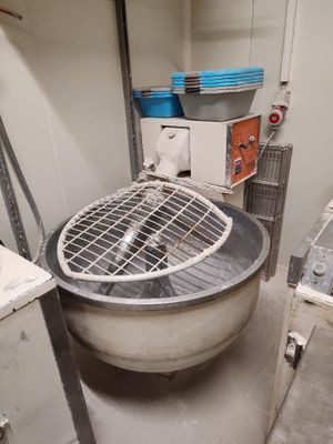un grand saladier en métal posé dans une cuisine