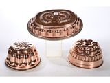 trois parts de gâteau posées les unes à côté des autres sur une table
