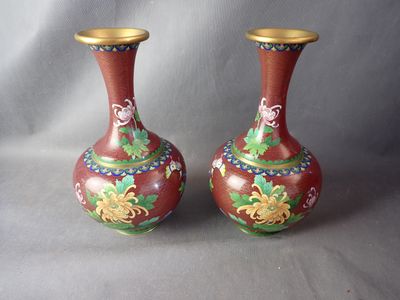 deux vases peints avec des fleurs