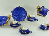 une image représentant un service à thé bleu et or, composé de tasses et de soucoupes