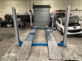 une photo d'un garage avec une voiture en arrière-plan