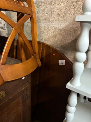une étagère blanche avec une chaise en bois à côté