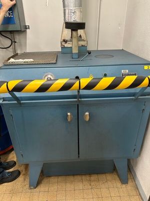 un homme travaillant sur une machine dans une pièce