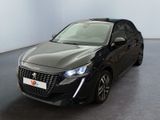 La voiture noire est garée dans la pièce vide de l'immeuble.